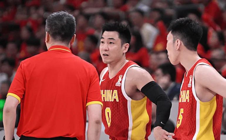 男篮生死战需调整的点!弃高诗岩,提升内外线防守,进攻多点配合