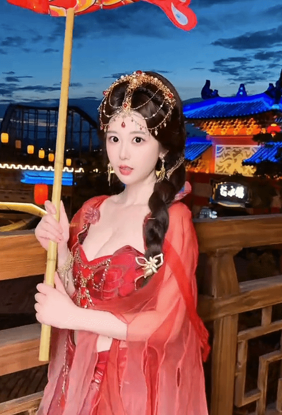 《黑神话》萍萍演员美图:手提锦鲤灯 红纱长裙太美了