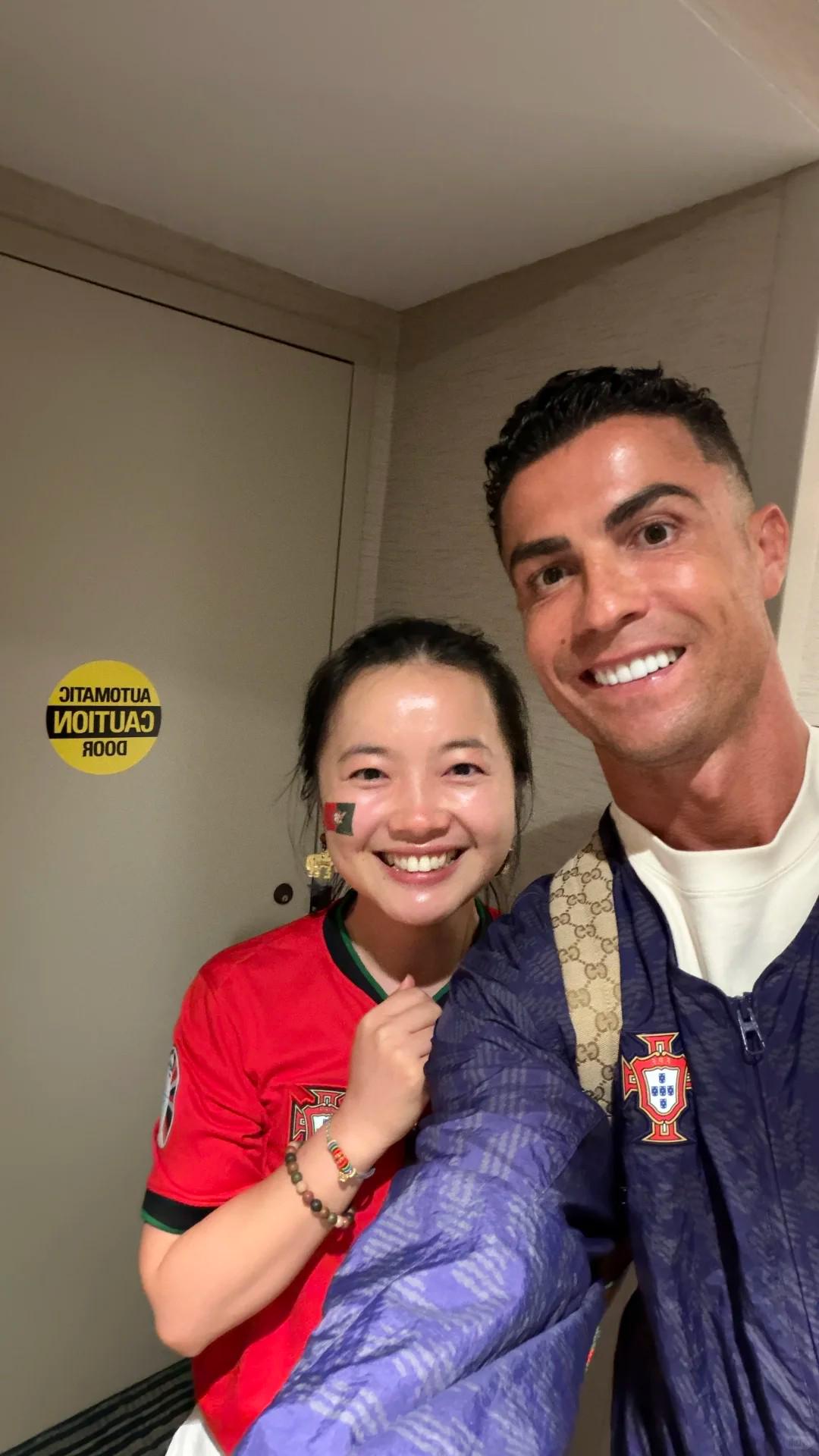 一中国女球迷在电梯间偶遇C罗,被单独拉到消防通道合影