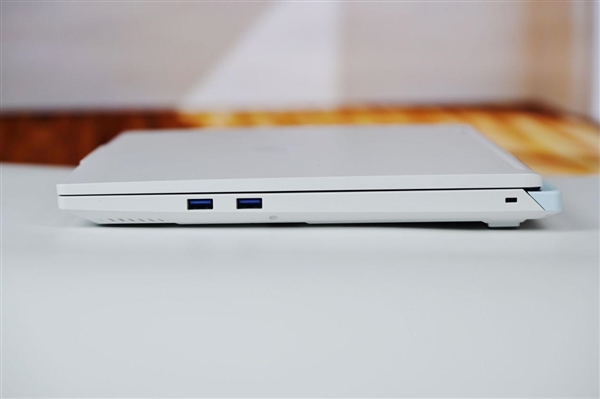 全新展翼三折叠手机！华为Mate XT 2非凡大师图赏